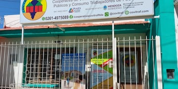 El responsable de la dirección de Cooperativas de la provincia vivitó la sede de Covitraf, que va por su tercer proyecto en el departamento de Maipú. Gentileza Gobierno de Mendoza