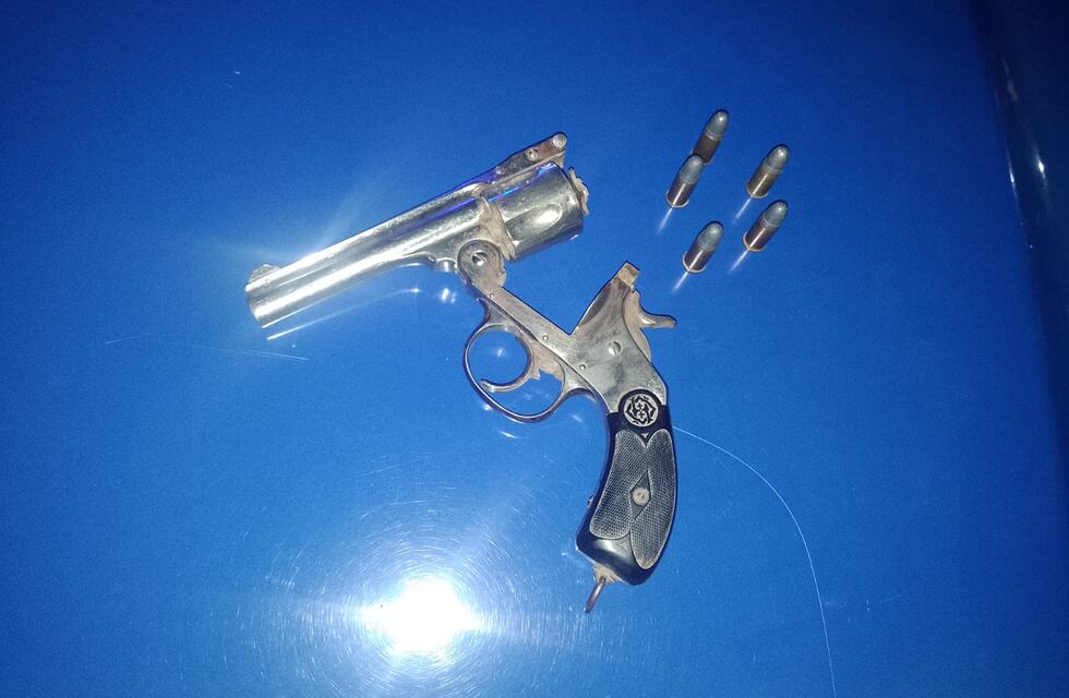 Podría haber sido una tragedia: niños jugaban en un baldío de Carlos Paz y encontraron un arma cargada