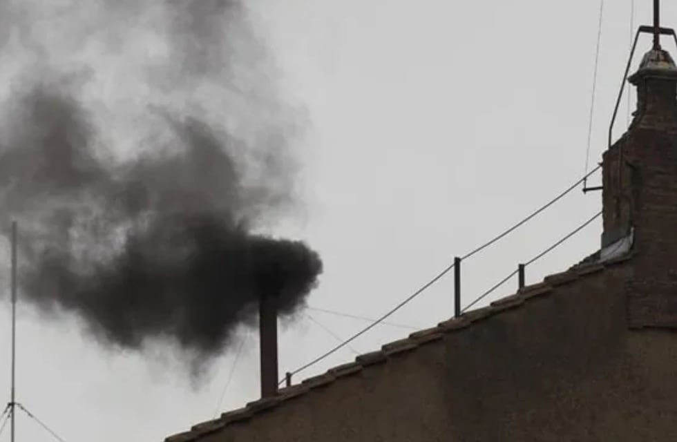 Cónclave: qué significa el humo negro que salió y por qué no hay nuevo Papa en el Vaticano