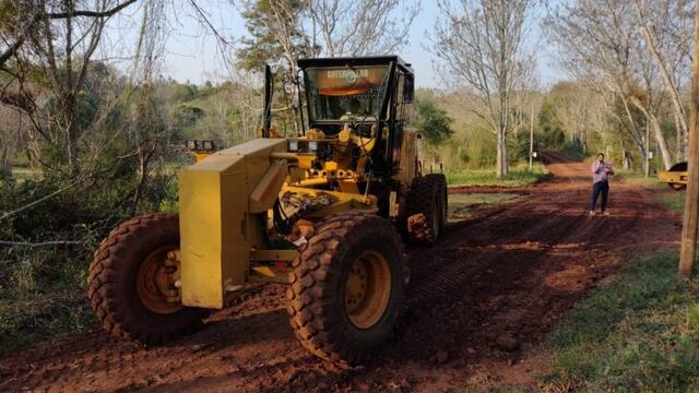 En la zona Centro provincial, se ejecutan obras de mantenimiento de rutas provinciales y caminos rurales.