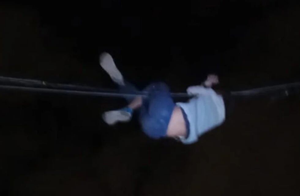 Insólito: un puntano quiso robar cables, se quedó colgado y lloraba para que lo rescaten