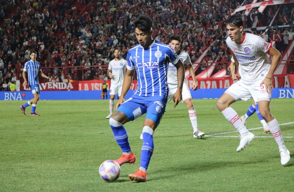 Tras una nueva caída por goleada de Godoy Cruz, los hinchas piden que se vaya Diego Flores