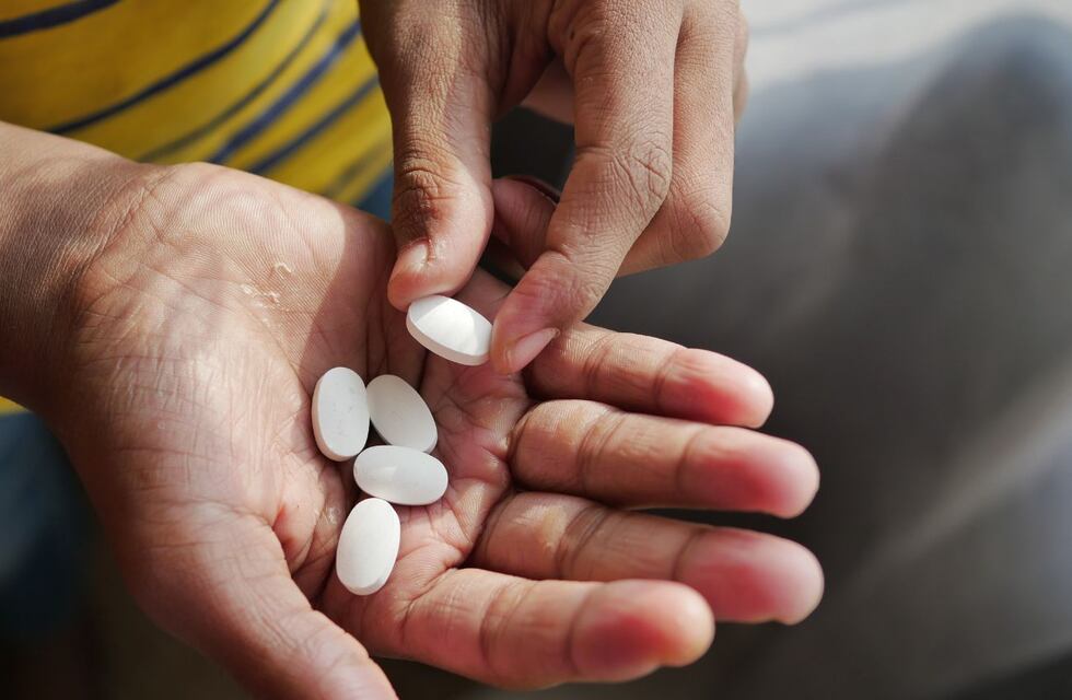 Ibuprofeno, diclofenac y aspirina: cuáles son los riesgos de automedicarse