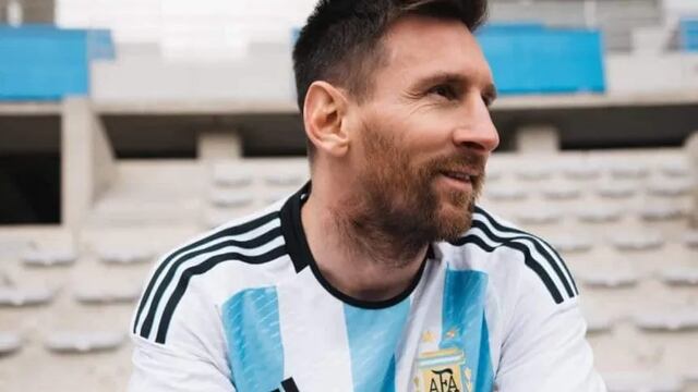 Con Lionel Messi como máxima figura, la Selección Argentina presentó el nuevo modelo de camiseta que se utilizará en Qatar 2022. / Gentileza.