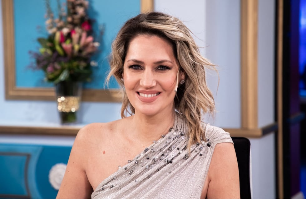 A Carolina Losada “le jugó una mala pasada” el vestido junto al padre Ignacio