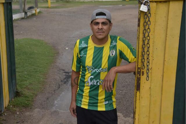 El delantero vive en la cancha de Huracán de barrio La France