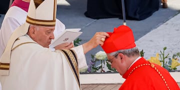 El Papa Francisco y el arzobispo Ángel Rossi (AP).