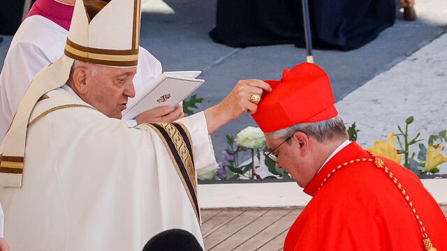 El Papa Francisco y el arzobispo Ángel Rossi (AP).