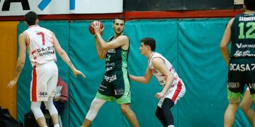 El capitán Omar Cantón, clave en buen torneo de Atenas y en la victoria ante Instituto (Leandro  Gómez / Prensa Instituto).