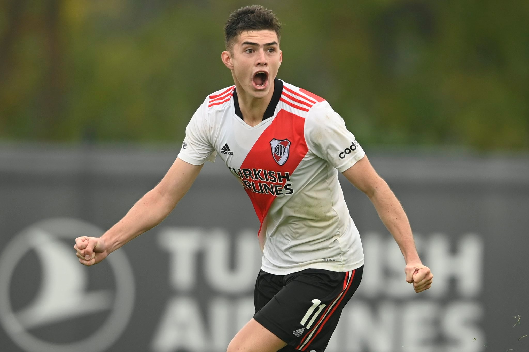 Joaquín Panichelli celebra el paso de River a semifinales del torneo de Reserva. (Prensa River).