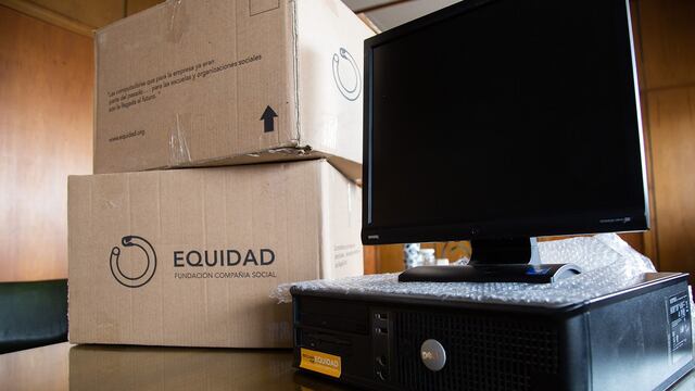 La fundación Equidad colaboró con 20 PC, que se destinarán a los programas de apoyo escolar del municipio.