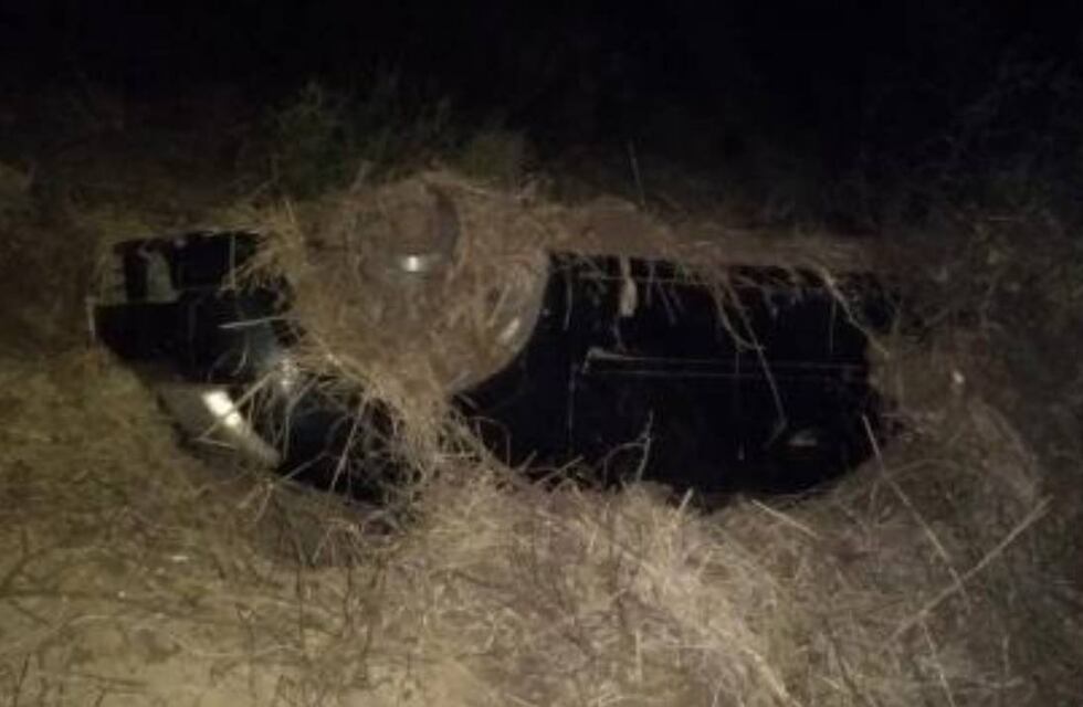 Encontraron a un hombre enterrando un auto con $130 mil