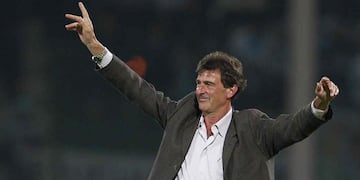 Mario Kempes. Una leyenda nacida en Córdoba con estatua propia, y su identificación con Instituto (Foto: AP).