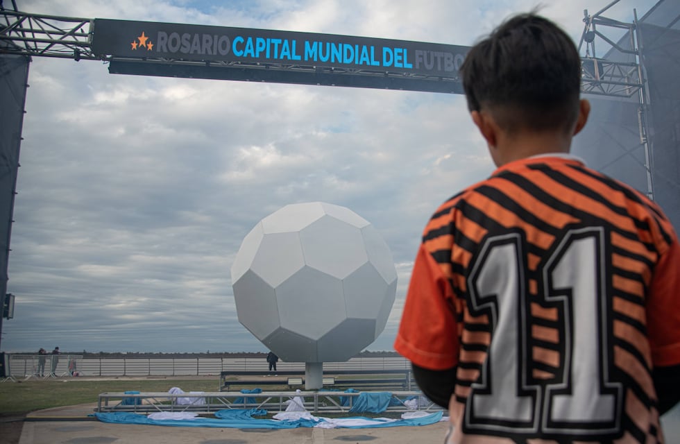 Mundial: Rosario estrenó una obra en homenaje a 74 futbolistas frente al Monumento