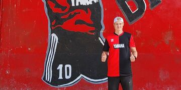 El simpatizante europeo se puso la camiseta homenaje a Diego Armando Maradona.
