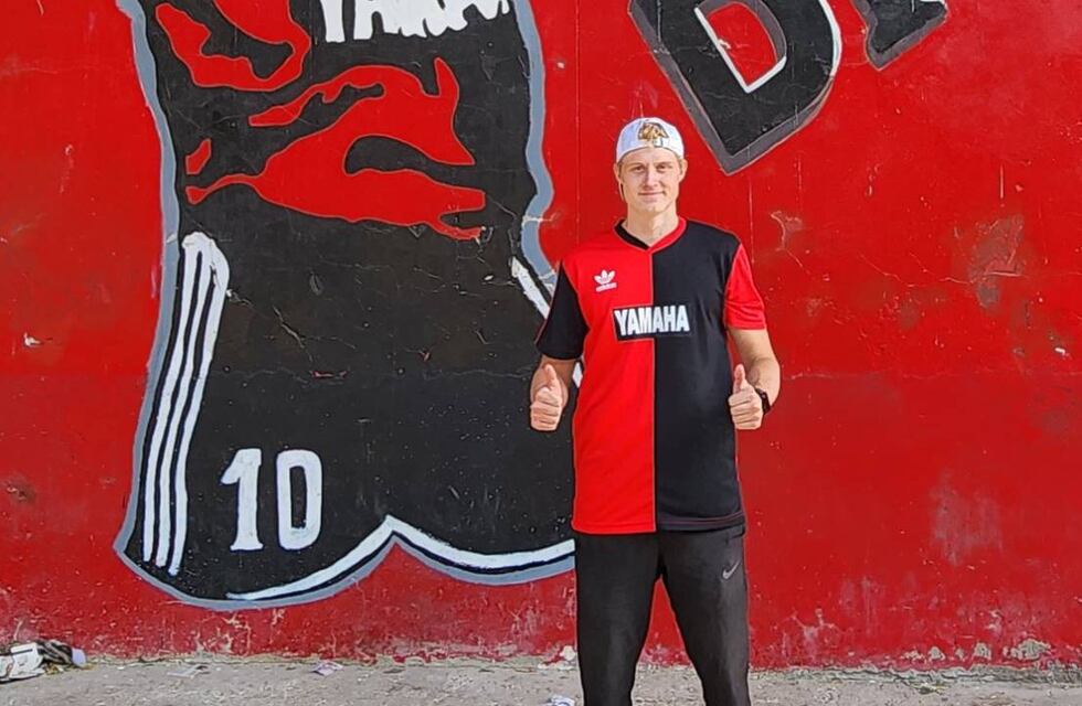 Viajó desde Suecia para ver a Newell’s y llora cada vez que ve jugar a Lionel Messi