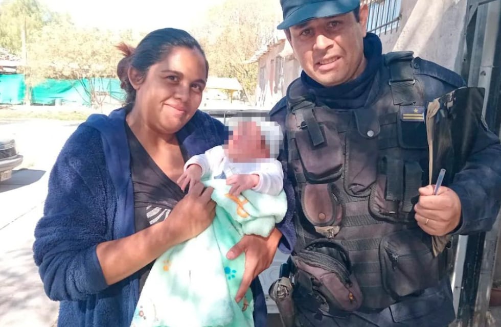 Policías mendocinos salvaron la vida de una bebé y los padres les agradecieron con una emotiva carta: “Para nosotros ellos son héroes”