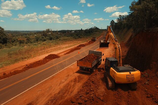 Realizan tareas de mantenimiento y mejora  sobre la RN101 entre las localidades de Piñalito Norte y Andresito