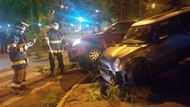 Choque entre un Mini Cooper y un Clío en el barrio Villa Rosas