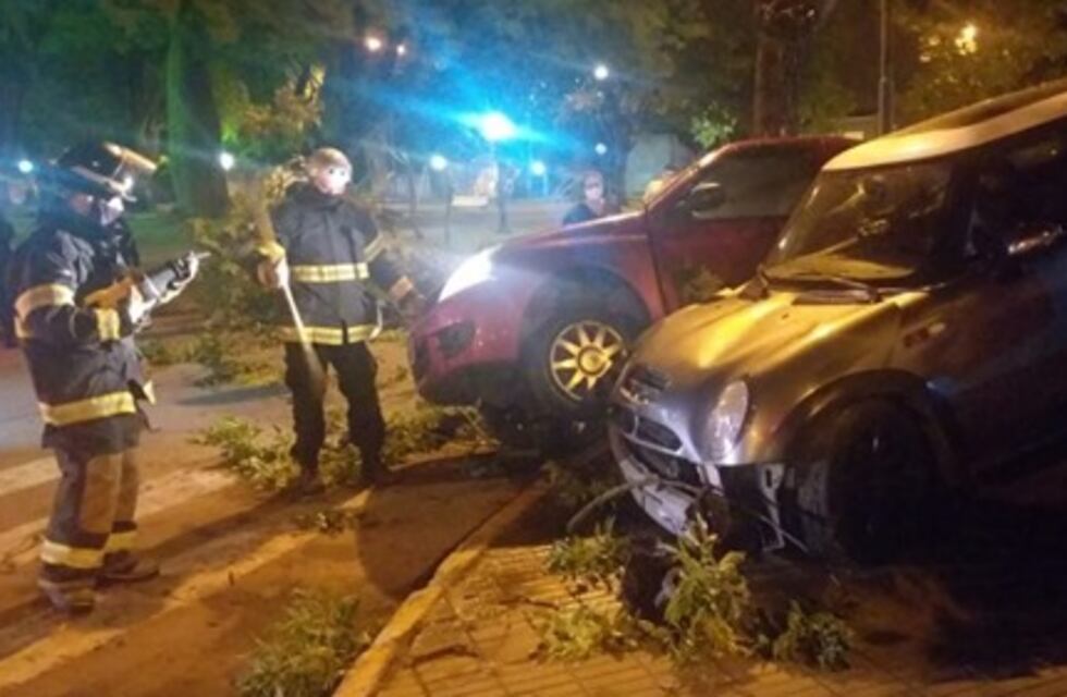 De locos: un Mini Cooper y un Clio se accidentaron en el Villa Rosas