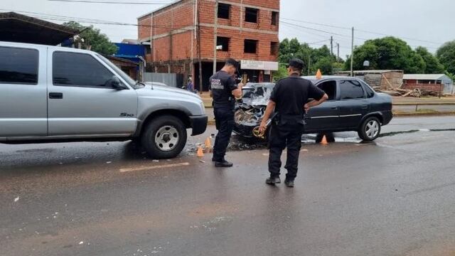 Choque frontal en Posadas: investigan si uno de los vehículos iba en contramano.