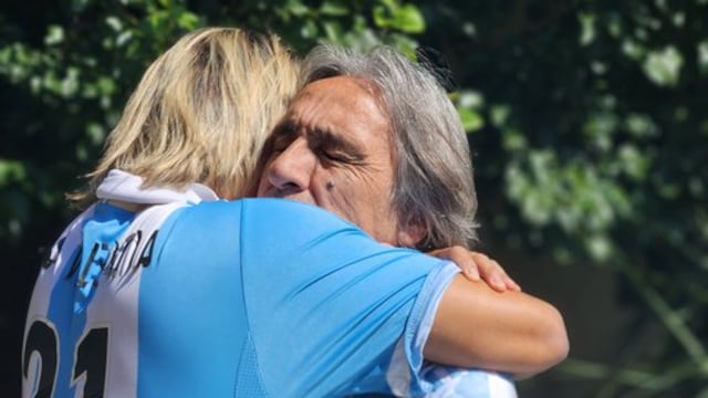 Los Valencia, padre e hijo, unidos por el abrazo de la Selección campeona del mundo.