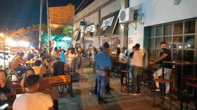 El local fue clausurado por no respetar los protocolos y exceder la cantidad de clientes por mesas