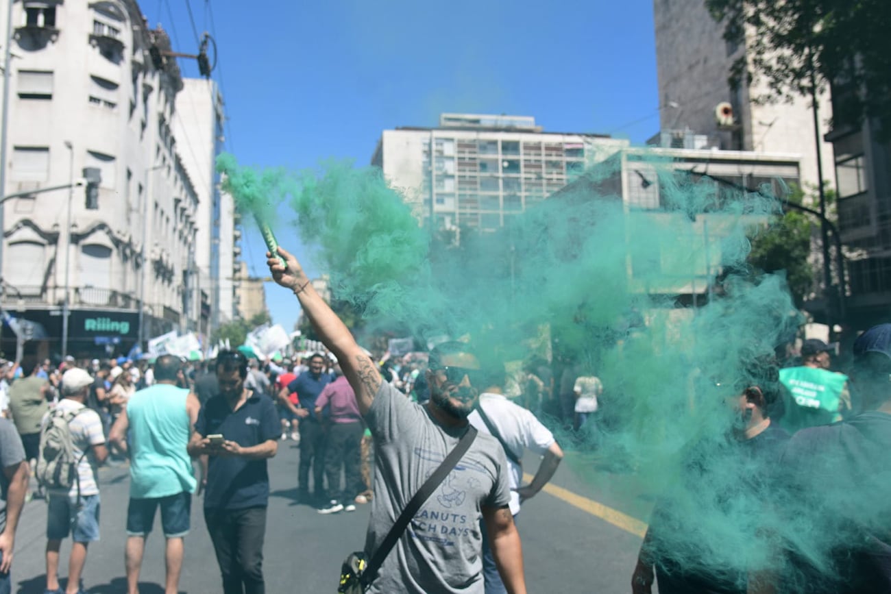 Córdoba. El gremio del SUOEM marcha hacia la Unicameral para rechazar la suba en los aportes a la Caja de Jubilaciones. (Ramiro Pereyra / La Voz)