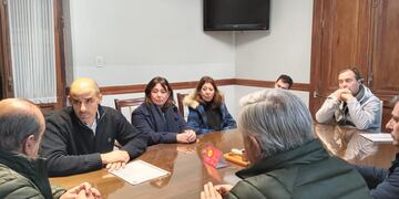 Carlos Sánchez se reunió con representantes de la Escuela Agropecuaria de Tres Arroyos