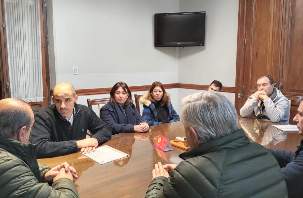 Carlos Sánchez se reunió con representantes de la Escuela Agropecuaria de Tres Arroyos