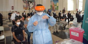 Este lunes comenzó la vacunación para las fuerzas de seguridad en Córdoba. Y mañana, será el turno de los docentes.