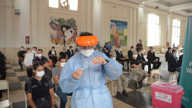 Este lunes comenzó la vacunación para las fuerzas de seguridad en Córdoba. Y mañana, será el turno de los docentes.