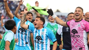 El festejo de los jugadores de Gimnasia y Esgrima de Jujuy tras derrotar este domingo a Central Norte de Salta.