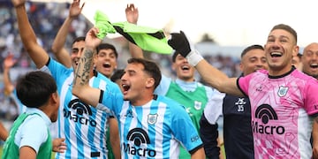 El festejo de los jugadores de Gimnasia y Esgrima de Jujuy tras derrotar este domingo a Central Norte de Salta.
