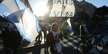 Marcha convocada por los jóvenes libertarios en el Obelisco contra las nuevas restricciones impuestas por el presidente de la nación  para frenar la curva de contagios del Covid 19. Ciudad de Buenos Aires Foto Clarin