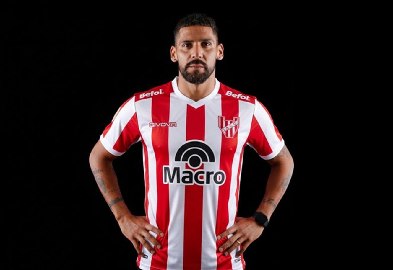 Franco Jara y un collage, con la camiseta de Instituto. (Captura).