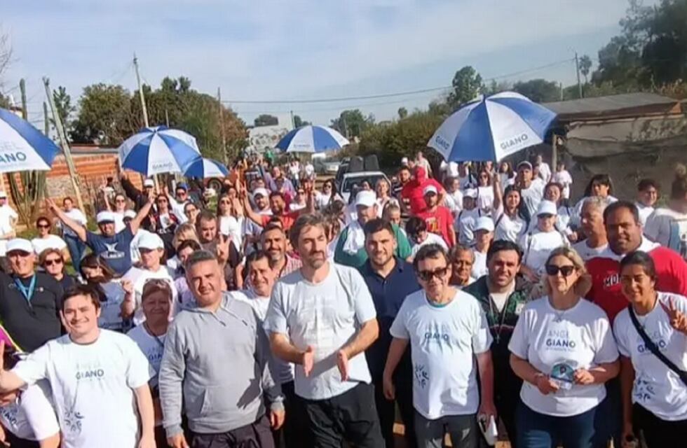 Ángel Giano recorrió el barrio La Bianca valorando el “contacto cara a cara con los vecinos”