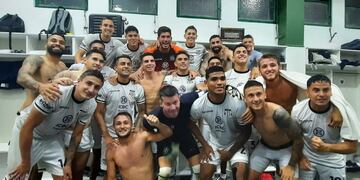 La alegría de todo el plantel por el triunfo en Junín. (Prensa Talleres)