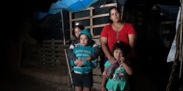 Brenda junto a sus tres hijas luego de haber sido afectadas por el temporal.