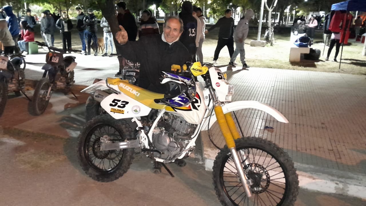 Tolosa y su DR 350, con la que recientemente logró su victoria 101 en el deporte motor, a los 69 años.