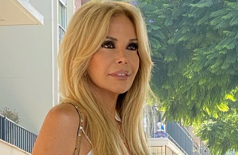 En bikini, Graciela Alfano se mostró de espaldas en la arena: “Unas gambas que hasta Messi las querría”