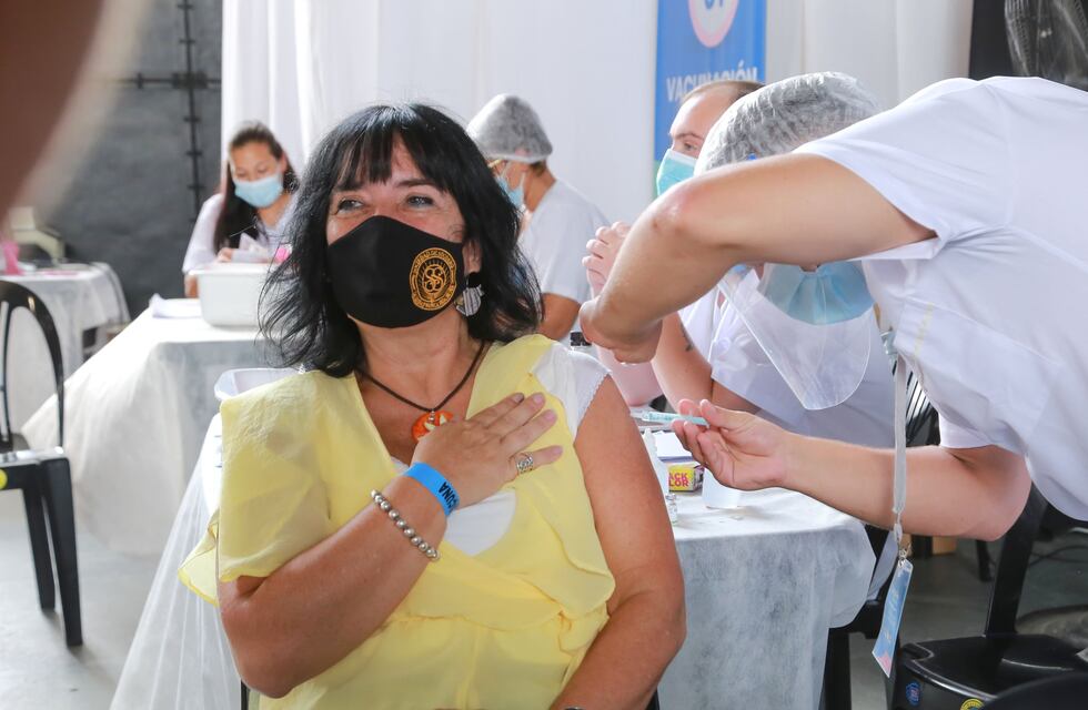 Santa Fe sumó 52 localidades para vacunar contra el coronavirus a docentes
