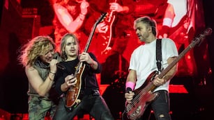 Airbag anunció su nuevo álbum y rindió homenaje a Diego Maradona, Soda Stereo y Gardel en el primero de los tres Vélez