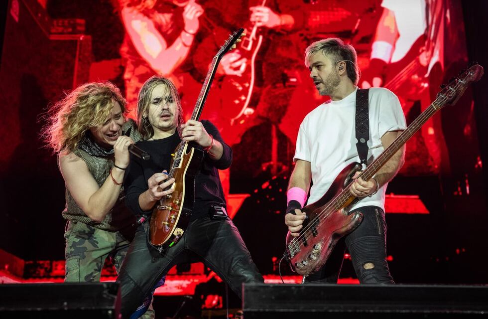 Airbag anunció su nuevo álbum y rindió homenaje a Diego Maradona, Soda Stereo y Gardel en el primero de los tres Vélez