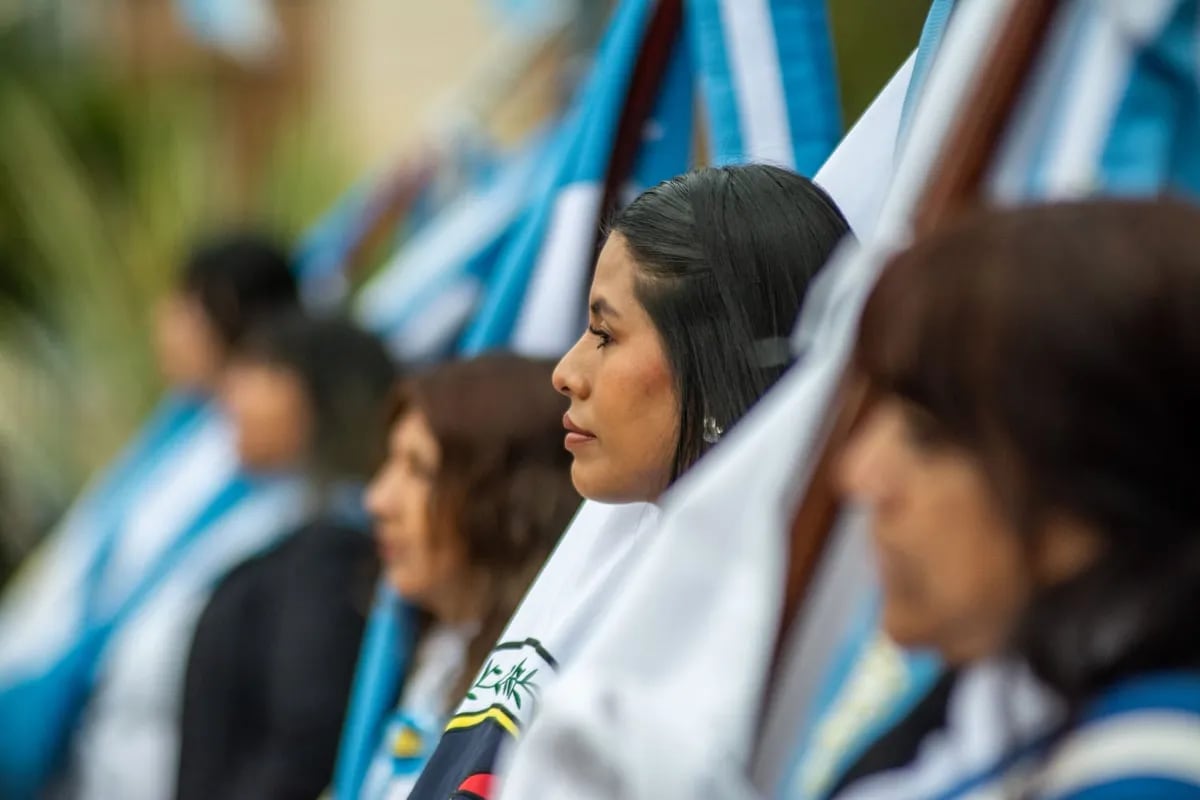 Abanderados y escoltas de diferentes instituciones educativas y estatales dieron marco a la ceremonia realizada en la plaza Belgrano este sábado.