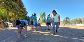 Un docente neuquino organiza torneos de bolitas para personas de todas las edades.