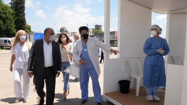 Manzur visitó el nuevo centro de testeos rápidos en el 107