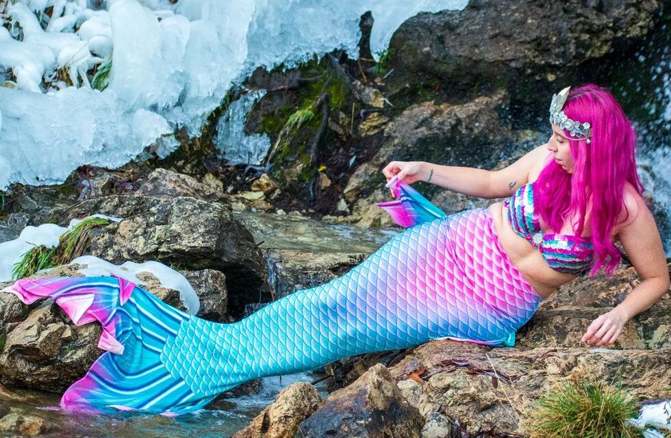 ¡Una sirenita en Chubut! Conocé a Paula, la joven que es furor en las redes por hacer mermaiding