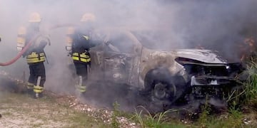 Incendio. El vehículo quedó destruido. (Bomberos)