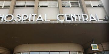 Hospital Central de Mendoza. Un trabajador golondrina fue atacado por otros sujetos con un amortiguador de moto y está gravemente herido. Otro se encuentra en el hospital Metraux.